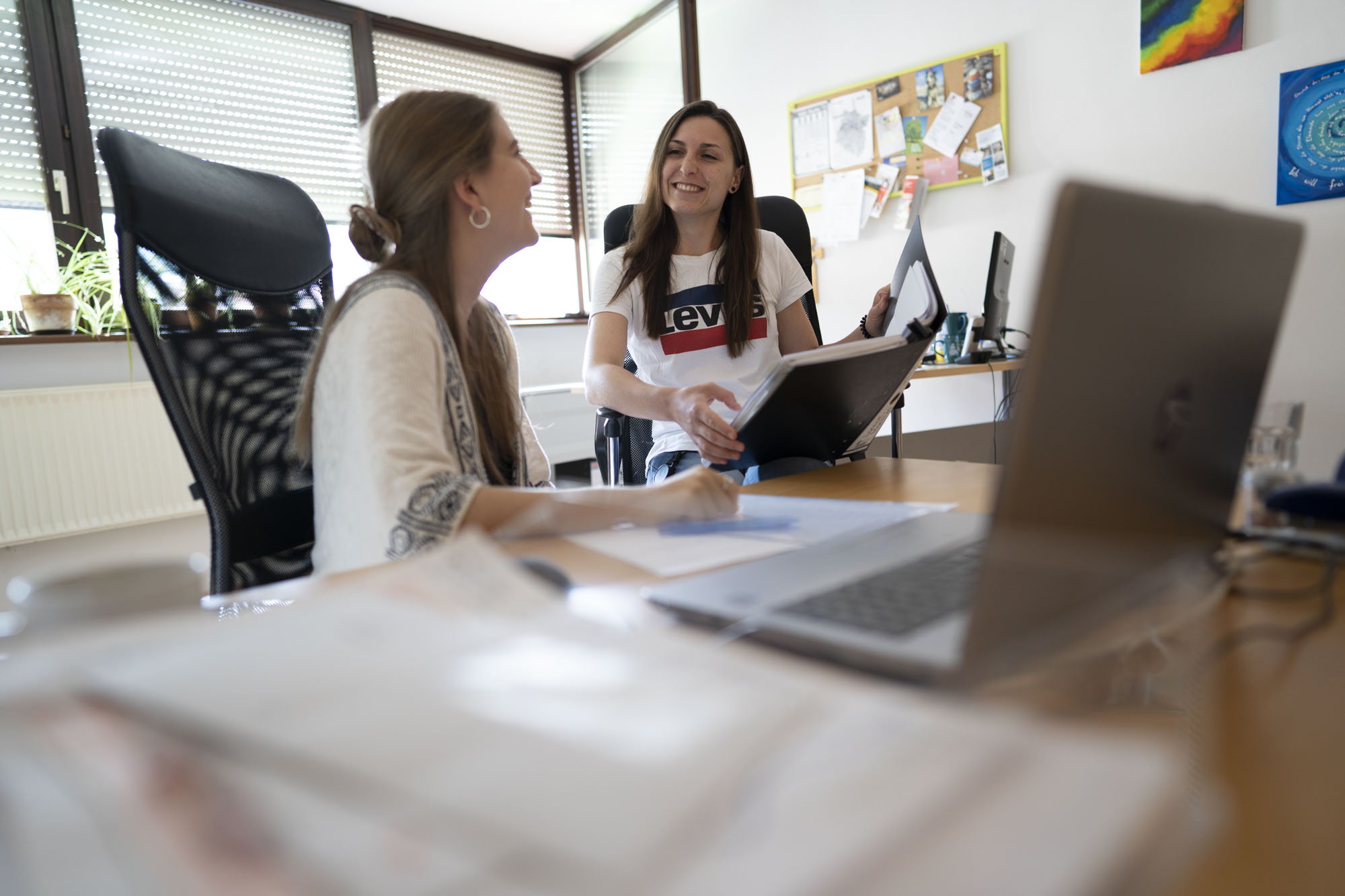 Mitarbeitende der Erlacher Höhe unterhalten sich